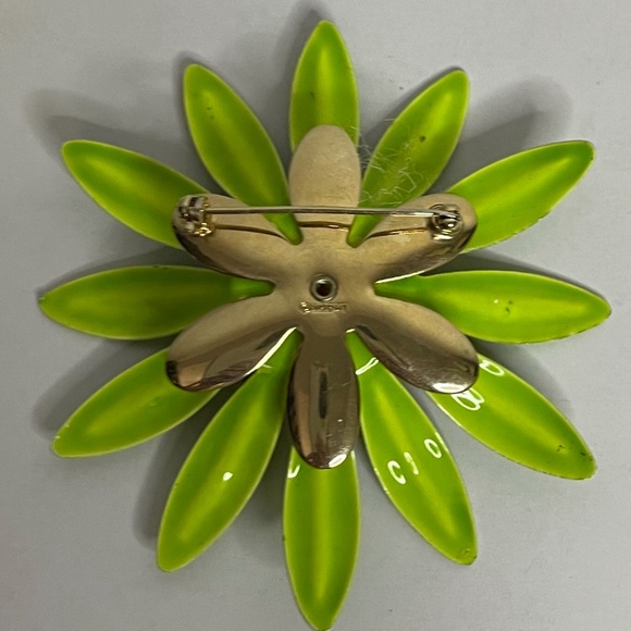 HP 💕 sixties mod chartreuse lime green metallic daisy broach w gold center pin! - Picture 8 of 14